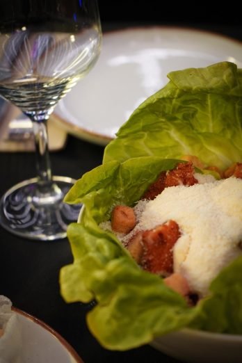 Ensalada César con pollo crujiente, bacon, picatostes y mucha salsa César casera