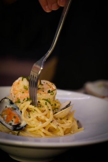 Espaguetis a la marinera con langostinos, almejas y mejillones