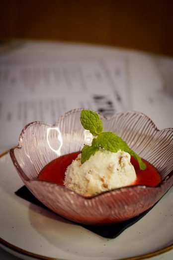 Fresas con nata y nueces