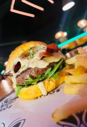 Hamburguesa wagyu con bacon, queso, trocadero, salsa tártara, mayonesa con aroma de ajo y trufa