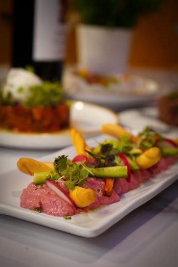 Hummus de remolacha con crudités de verduras
