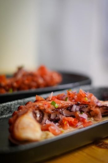 Pulpo con parmentier de patata trufado y pico de gallo