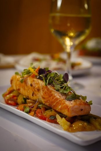 Salmón a la plancha con verduras salteadas