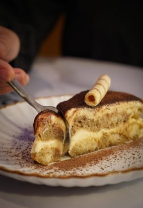 Tiramisú casero con aroma de licor de arroz